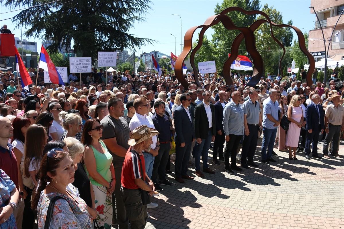 Kosova'nın kuzeyindeki Mitroviça'da, şehri güney ve kuzey olarak ikiye ayıran İbre nehri...