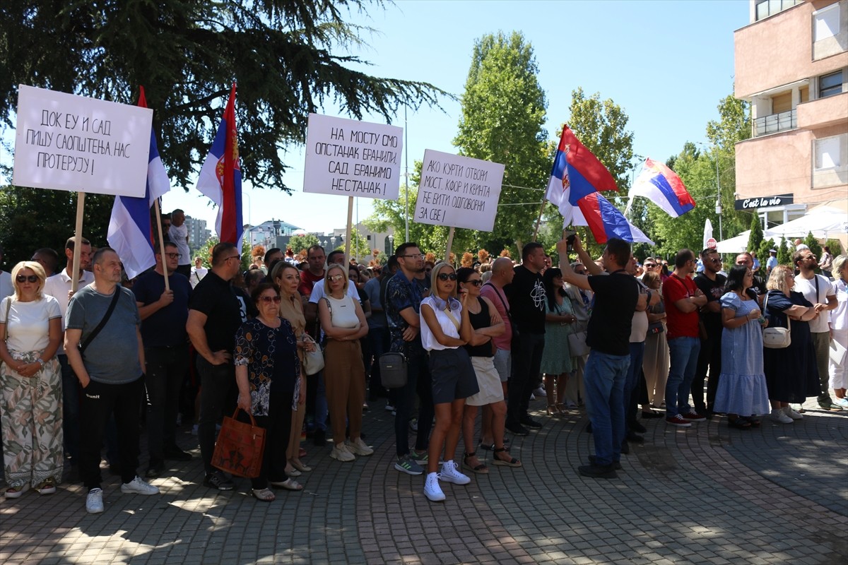 Kosova'nın kuzeyindeki Mitroviça'da, şehri güney ve kuzey olarak ikiye ayıran İbre nehri...