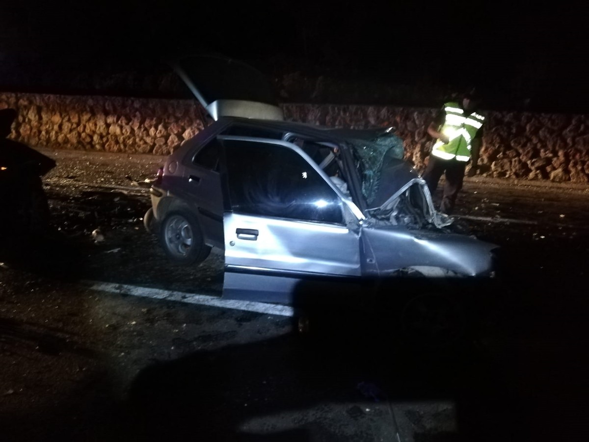 Kütahya'nın Emet ilçesinde, iki otomobilin çarpışması sonucu kendi düğünlerinden dönen çift...