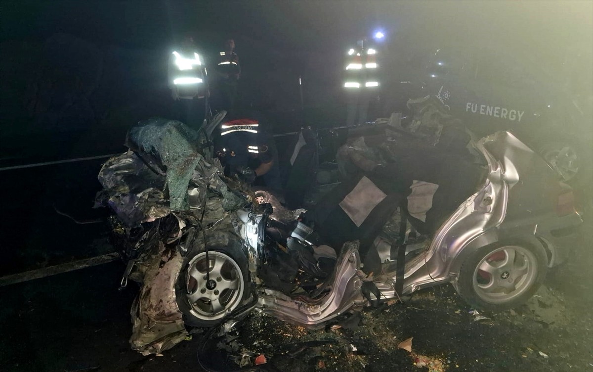 Kütahya'nın Emet ilçesinde, iki otomobilin çarpışması sonucu kendi düğünlerinden dönen çift...