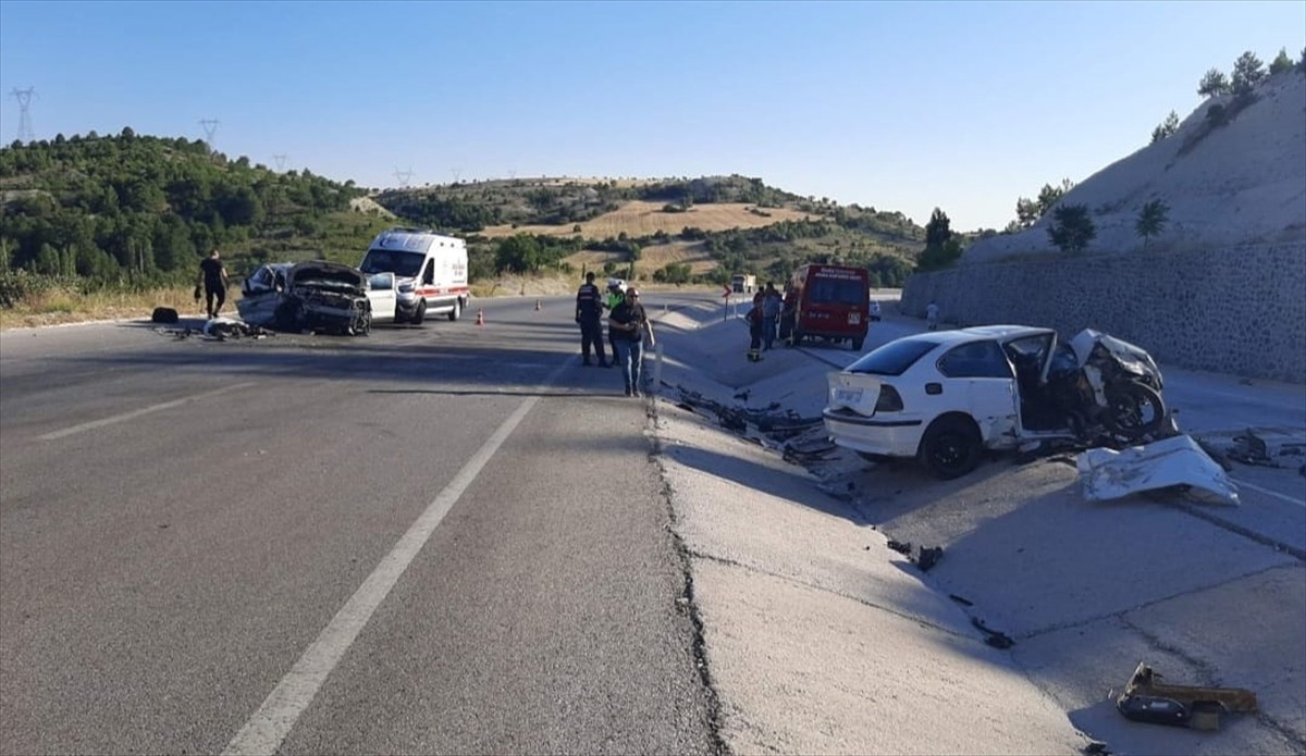 Kütahya'nın Gediz ilçesinde, iki otomobilin çarpışması sonucu 5 kişi yaralandı.
