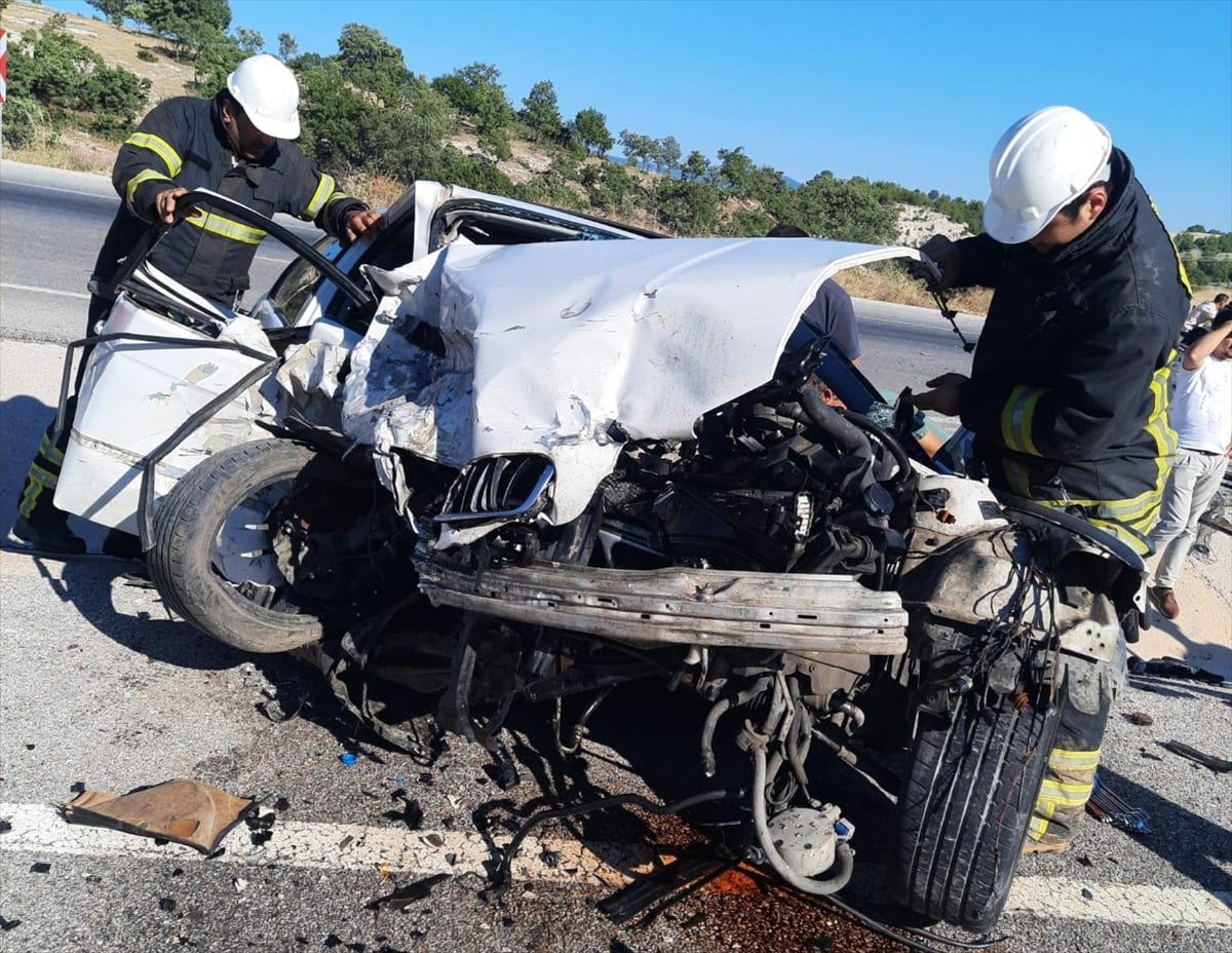 Kütahya'nın Gediz ilçesinde, iki otomobilin çarpışması sonucu 5 kişi yaralandı.