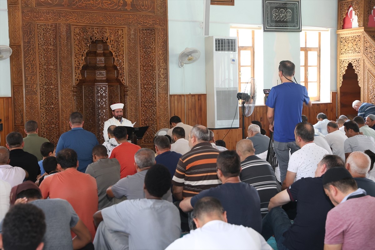 Kuzey Kıbrıs Türk Cumhuriyeti'nin (KKTC) 6 kentindeki bazı camilerde, 60 yıl önceki Erenköy...