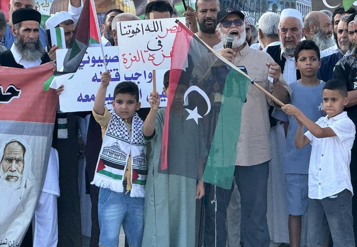 Libya'nın başkenti Trablus'taki Şehitler Meydanı'nda Hamas Siyasi Büro Başkanı İsmail Heniyye'ye...