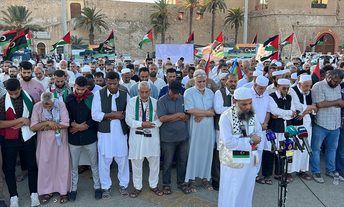 Libya'nın başkenti Trablus'taki Şehitler Meydanı'nda Hamas Siyasi Büro Başkanı İsmail Heniyye'ye...