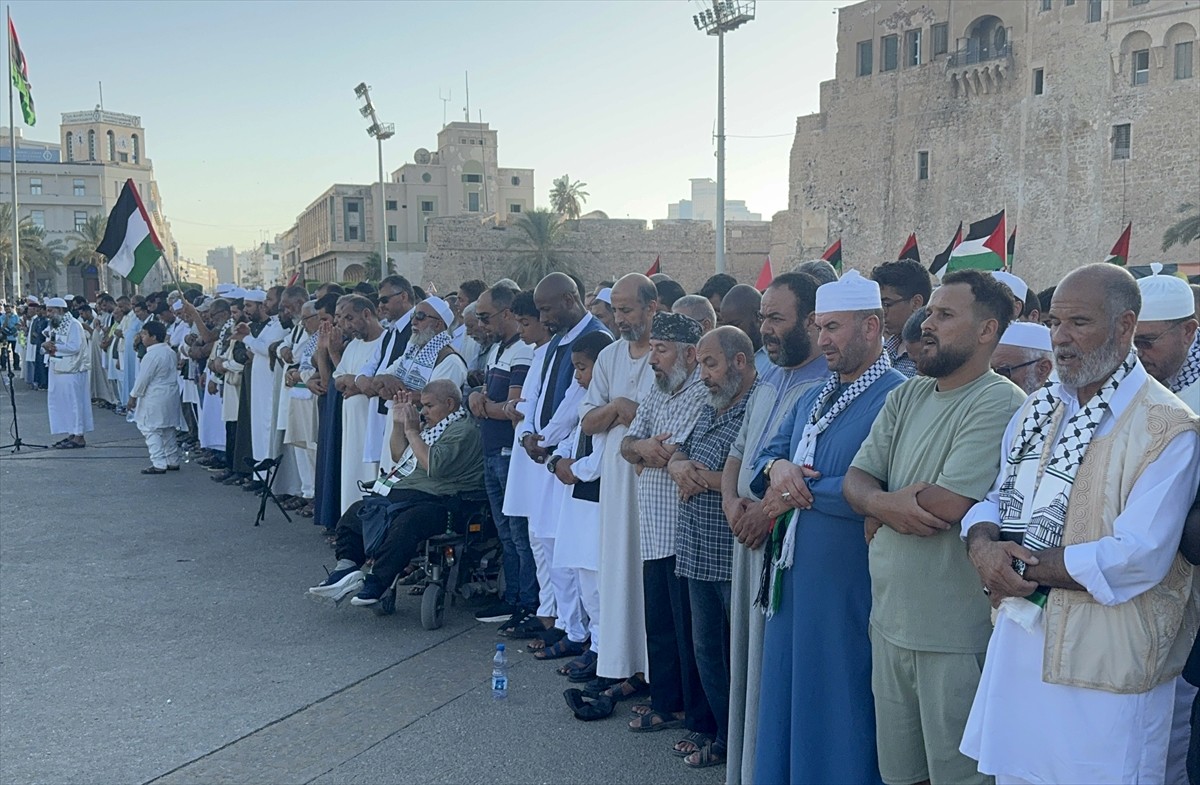 Libya'nın başkenti Trablus'taki Şehitler Meydanı'nda Hamas Siyasi Büro Başkanı İsmail Heniyye'ye...