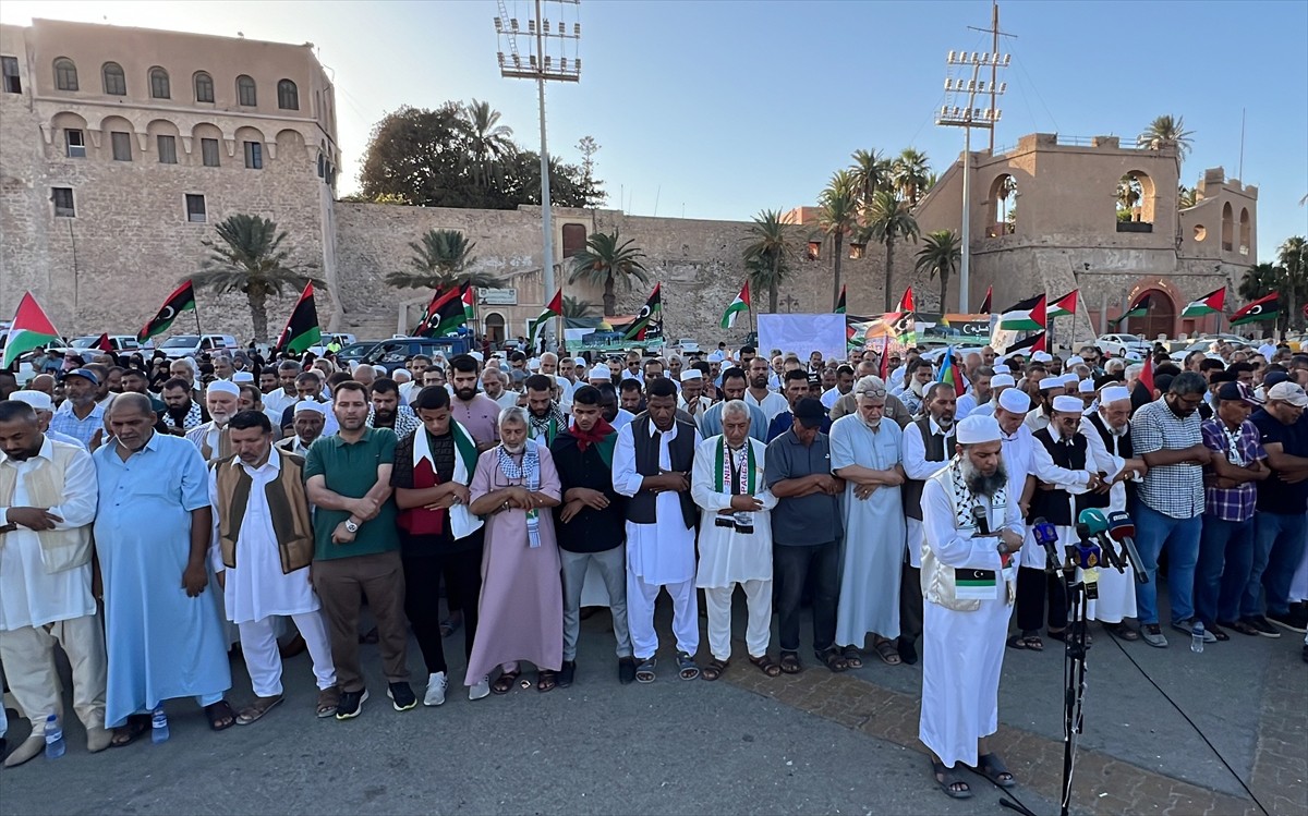 Libya'nın başkenti Trablus'taki Şehitler Meydanı'nda Hamas Siyasi Büro Başkanı İsmail Heniyye'ye...