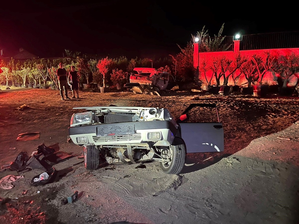 <div>İzmir'in Ödemiş ilçesinde hafif ticari araç ile otomobilin çarpışması sonucu 2'si çocuk 5...