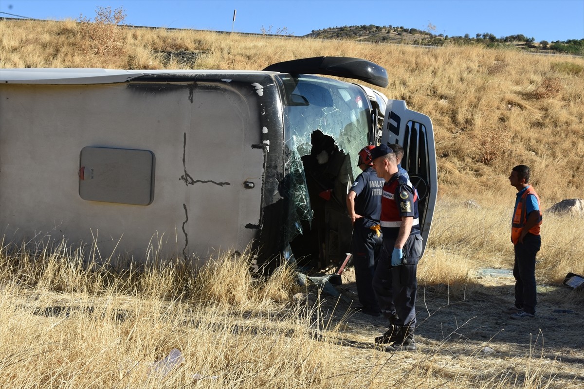 Malatya'nın Akçadağ ilçesinde yolcu otobüsünün devrilmesi sonucu 3'ü ağır 14 kişi...