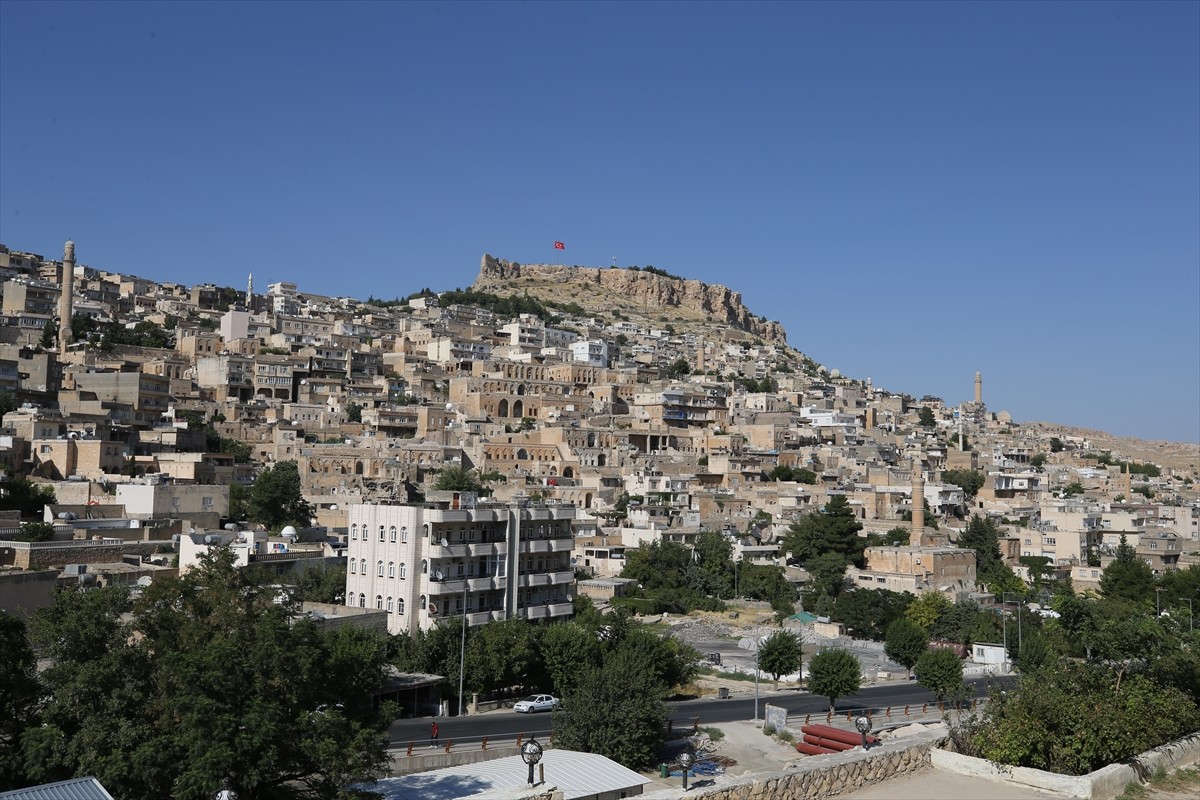 Mardin'de dünyaevine giren çiftler, düğün fotoğraflarının çekimini stüdyo yerine bunaltıcı...