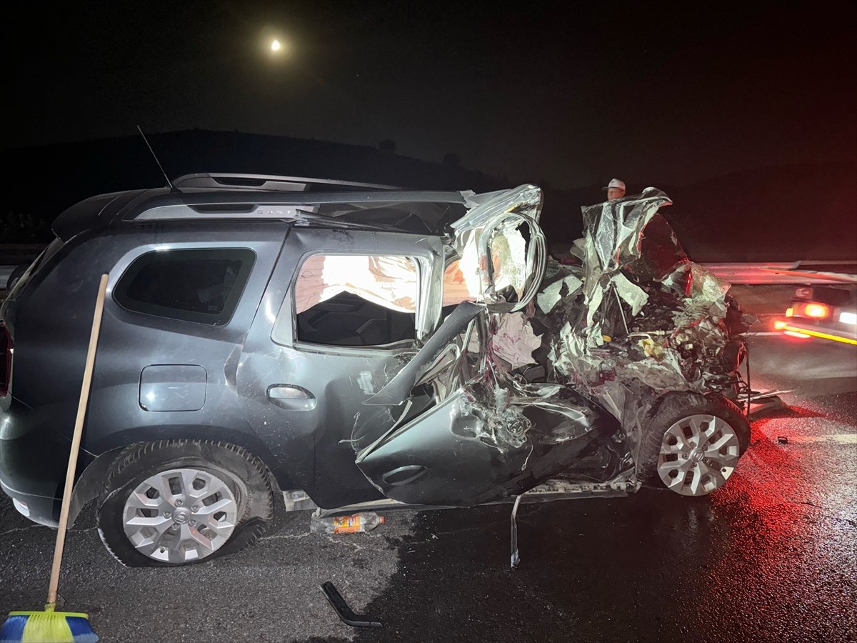 Mardin'de traktöre çarpan otomobildeki 1'i bebek 2 kişi hayatını kaybetti, 3 kişi yaralandı.