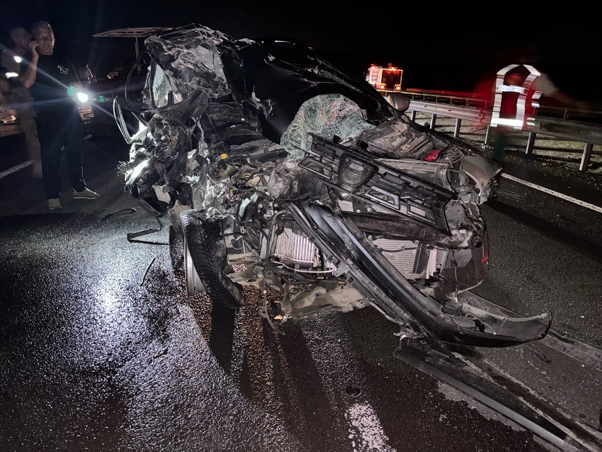 Mardin'de traktöre çarpan otomobildeki 1'i bebek 2 kişi hayatını kaybetti, 3 kişi yaralandı.