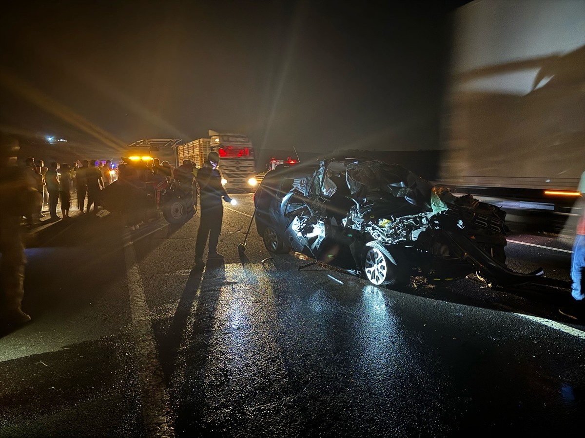 Mardin'de traktöre çarpan otomobildeki 1'i bebek 2 kişi hayatını kaybetti, 3 kişi yaralandı.