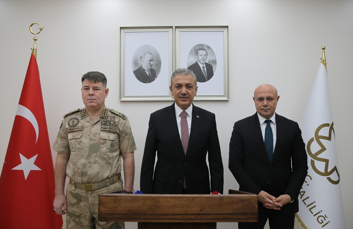 Mardin Valisi Tuncay Akkoyun (ortada), İl Emniyet Müdürü Cebrail Buğday (sağda) ve İl Jandarma...