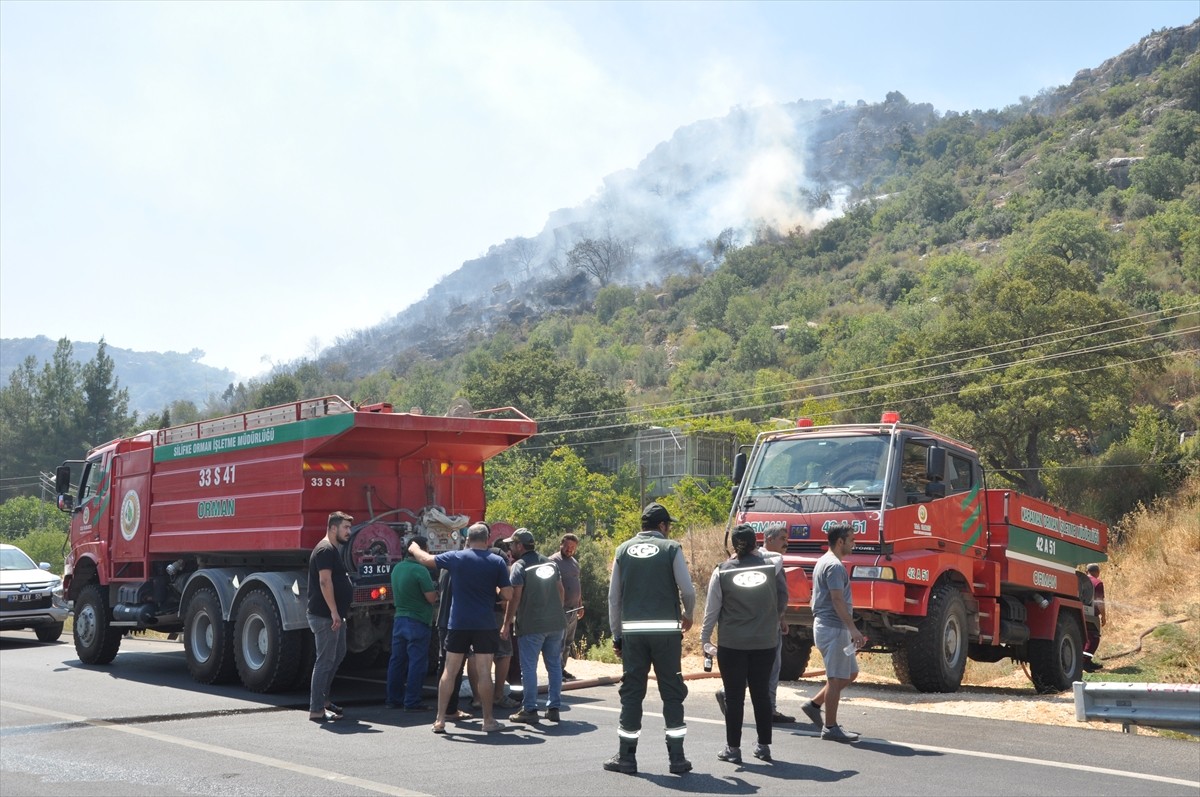 Mersin'in Silifke ilçesindeki ormanlık alanda çıkan yangın, ekiplerin müdahalesiyle kontrol altına...