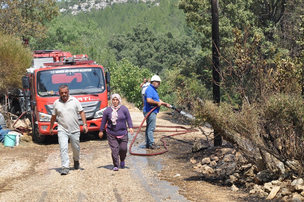 Mersin'in Silifke ilçesindeki ormanlık alanda çıkan yangın, ekiplerin müdahalesiyle kontrol altına...