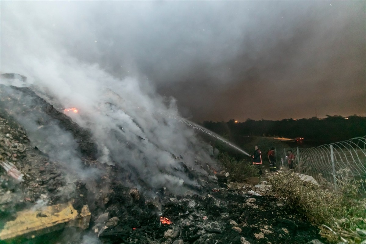 Mersin'in Yenişehir ilçesinde, atıkların bulunduğu alanda çıkan yangın itfaiye ekiplerinin...