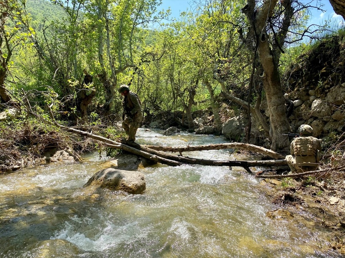 Milli Savunma Bakanlığı, Irak'ın kuzeyinde operasyonların devam ettiği Pençe bölgesinden...