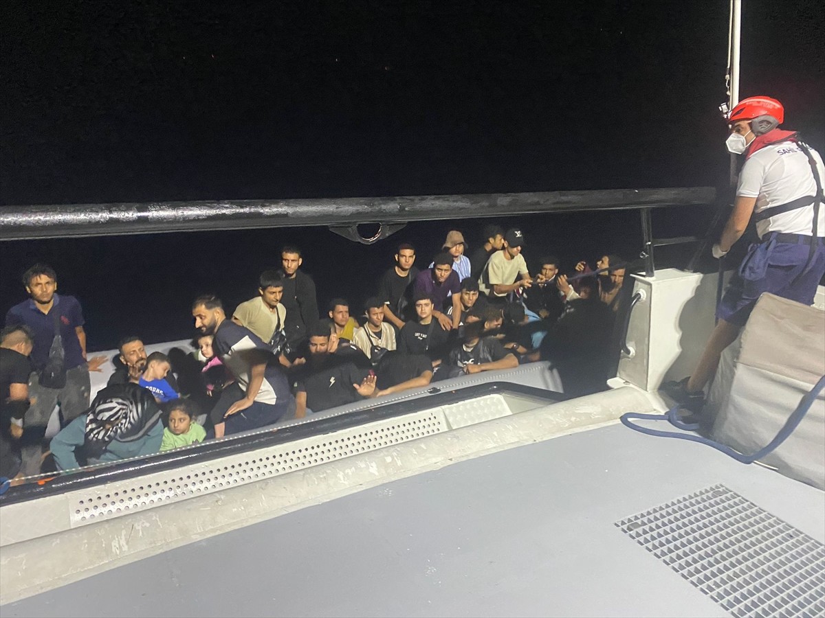 Muğla'nın Bodrum ilçesinde, 44 düzensiz göçmen yakalandı, 32 göçmen kurtarıldı. Düzensiz...