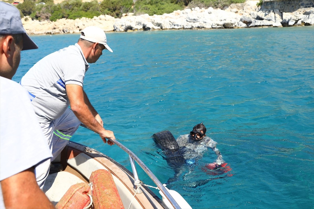 Muğla'nın Bodrum ilçesinde gönüllü dalgıçlar deniz dibi temizliğinin bu sezonki çalışmasını...