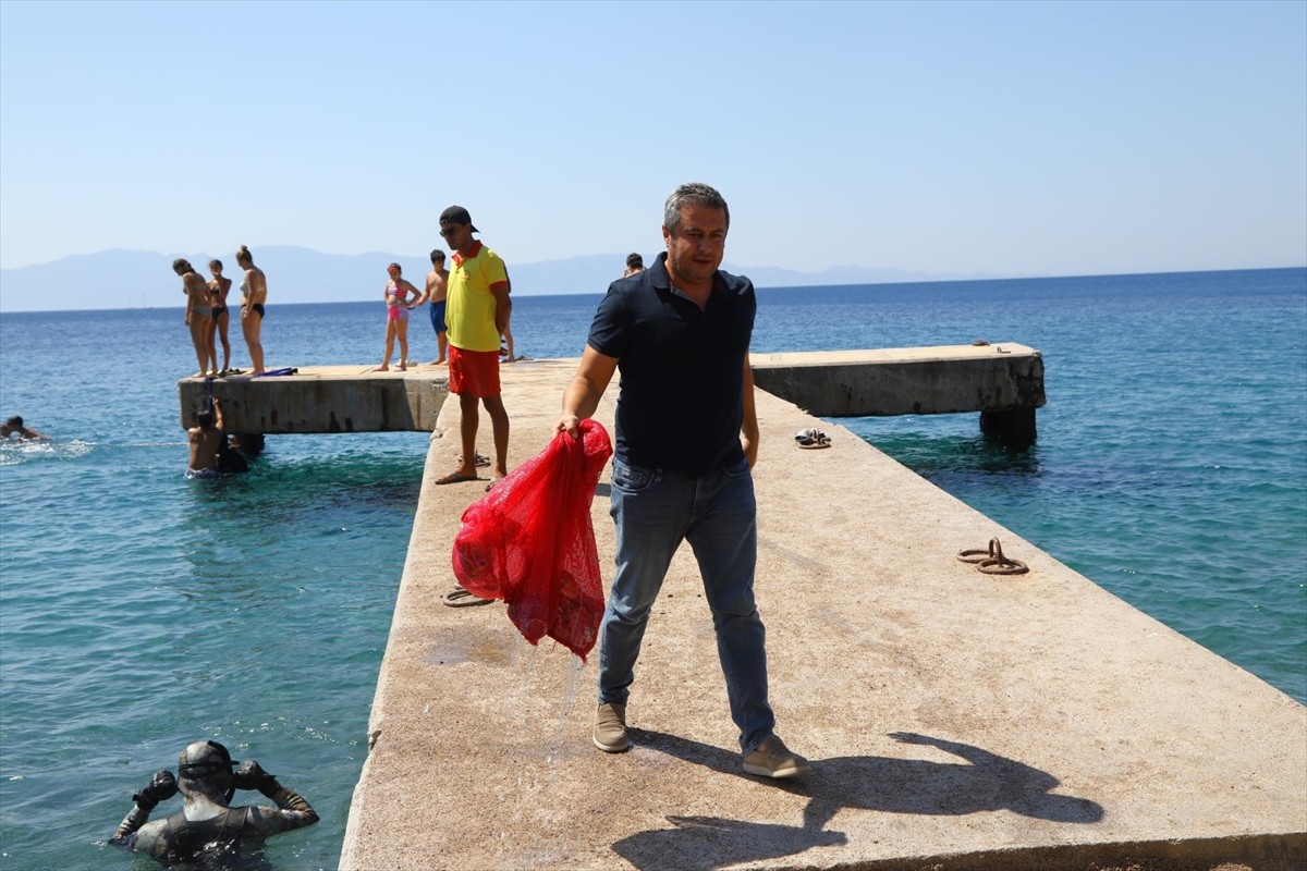 Muğla'nın Bodrum ilçesinde gönüllü dalgıçlar deniz dibi temizliğinin bu sezonki çalışmasını...