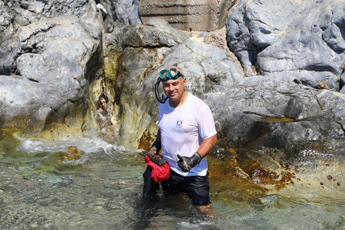 Muğla'nın Bodrum ilçesinde gönüllü dalgıçlar deniz dibi temizliğinin bu sezonki çalışmasını...