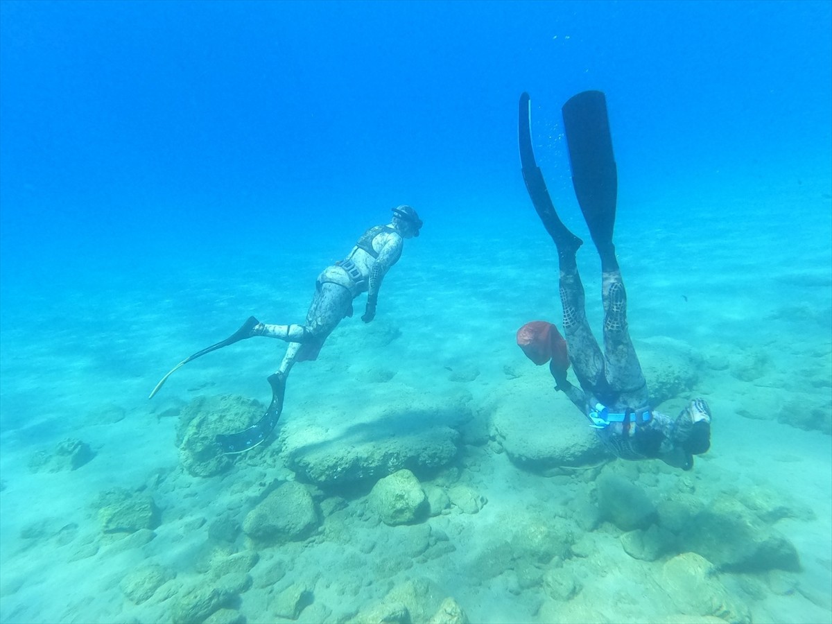Muğla'nın Bodrum ilçesinde gönüllü dalgıçlar deniz dibi temizliğinin bu sezonki çalışmasını...