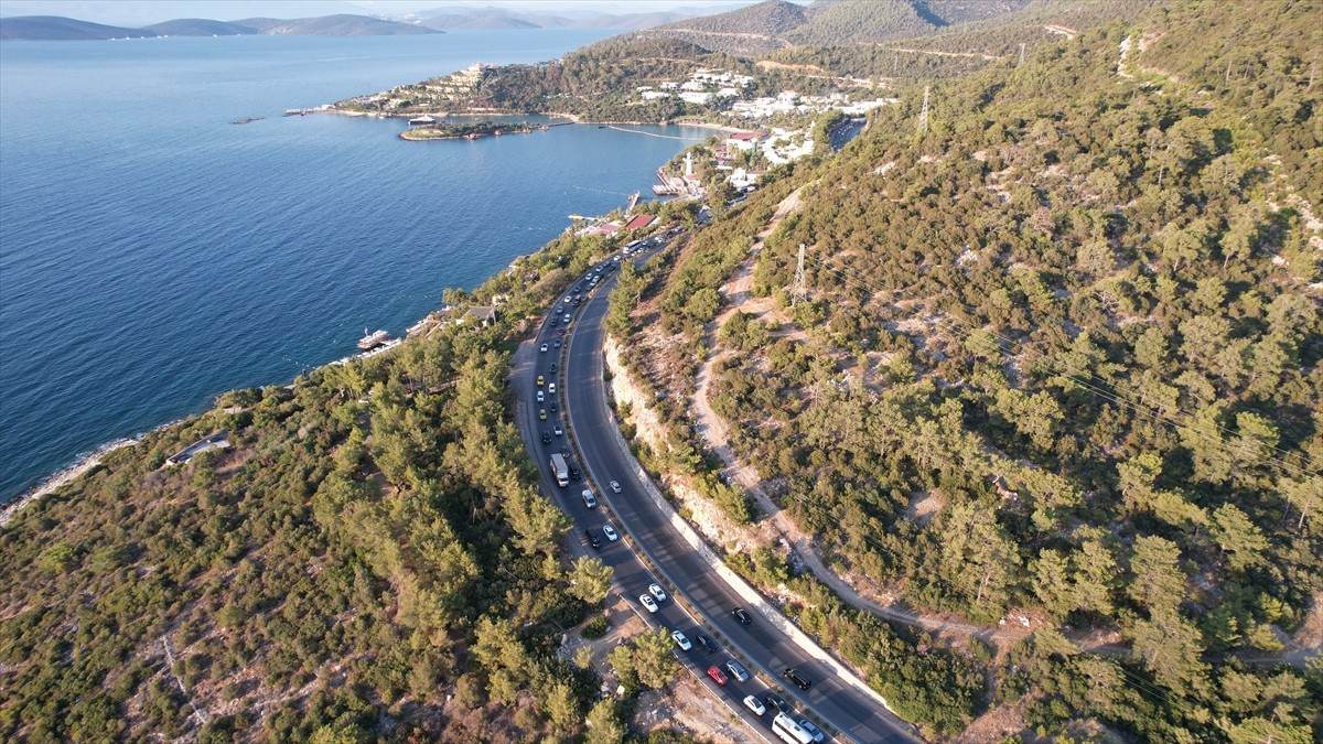 Muğla'nın Bodrum ilçesinde yoğun araç girişi havadan görüntülendi. Bodrum-Milas kara yolu Kaynar...