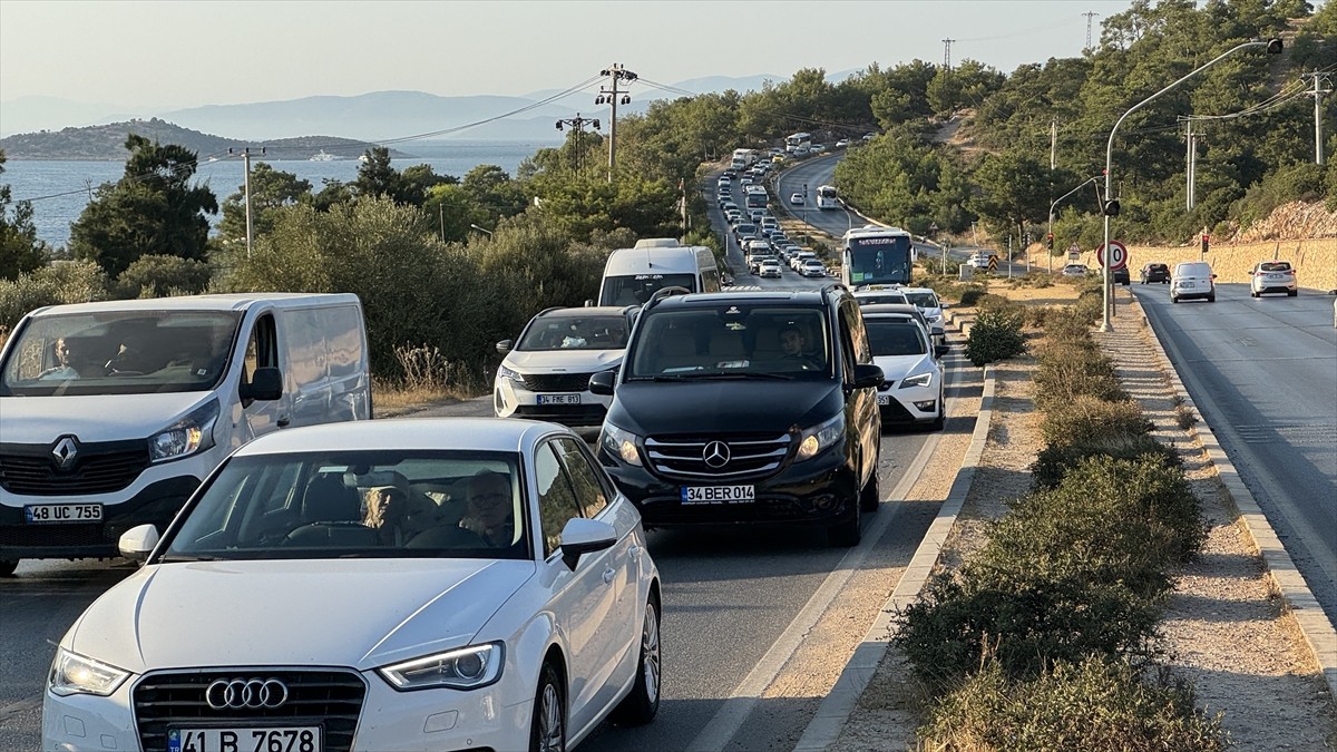 Muğla'nın Bodrum ilçesinde yoğun araç girişi havadan görüntülendi. Bodrum-Milas kara yolu Kaynar...