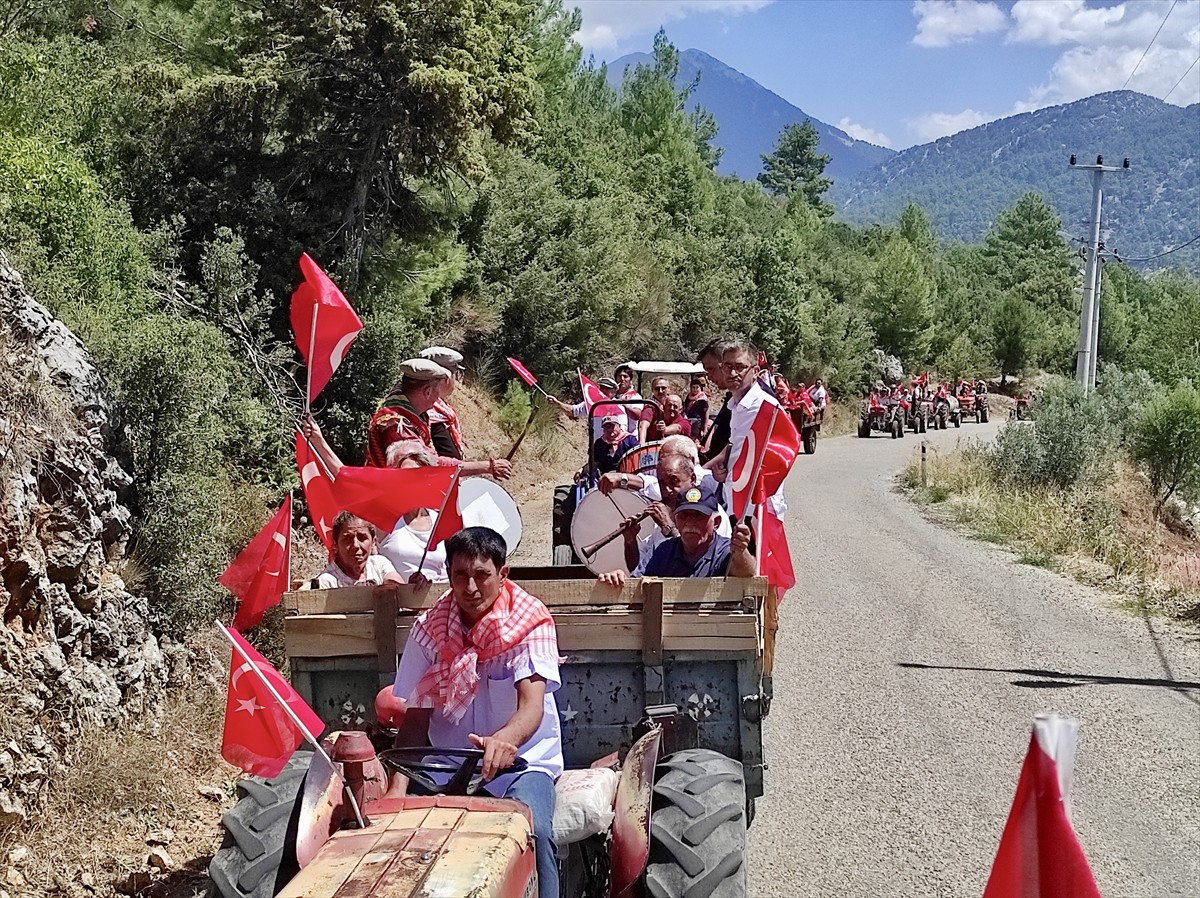 Muğla'nın Fethiye ilçesinde bu yıl 11'incisi gerçekleştirilen "Geçmişten Günümüze Yörük Oyunları...