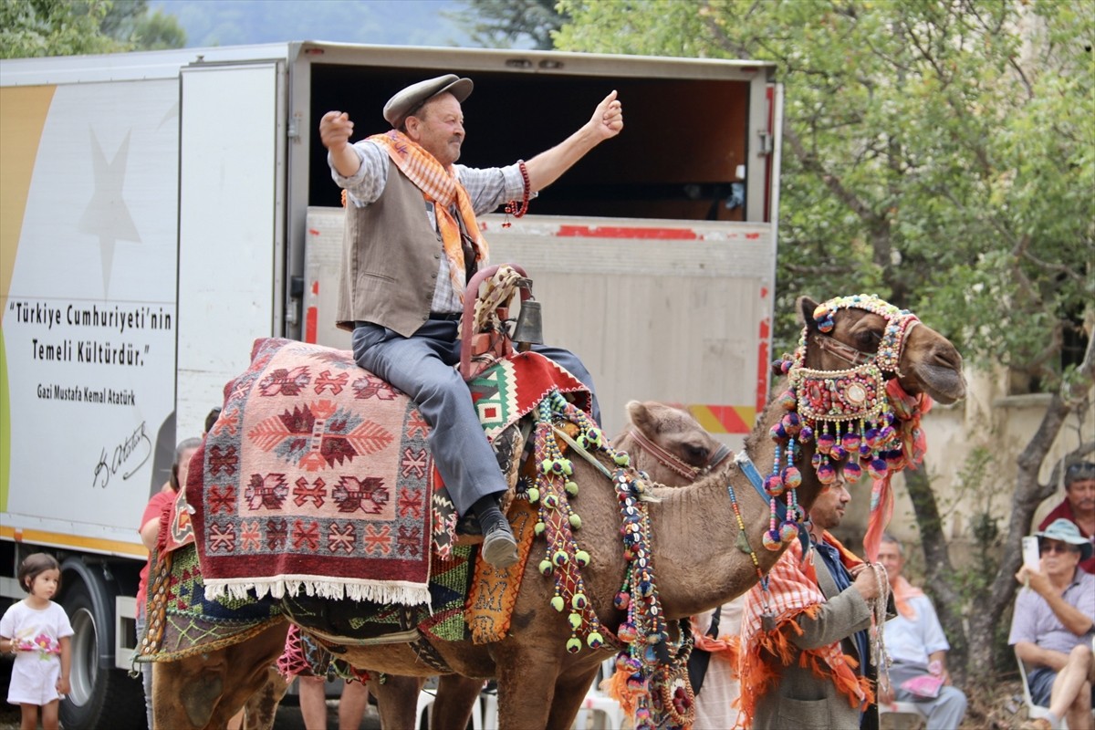 Muğla'nın Fethiye ilçesinde bu yıl 11'incisi gerçekleştirilen "Geçmişten Günümüze Yörük Oyunları...