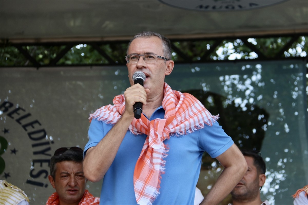 Muğla'nın Fethiye ilçesinde bu yıl 11'incisi gerçekleştirilen "Geçmişten Günümüze Yörük Oyunları...