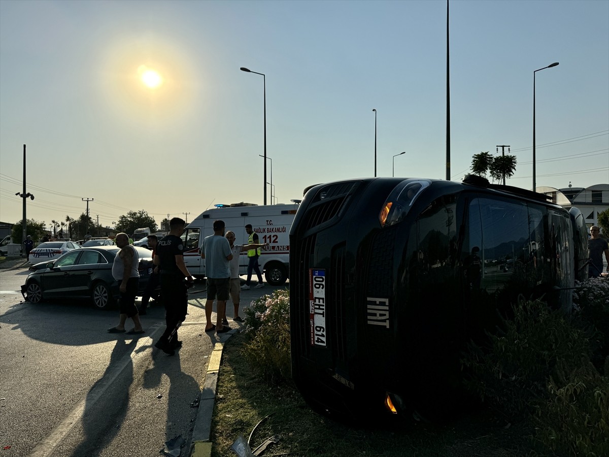 Muğla'nın Fethiye ilçesinde otomobille minibüsün çarpışması sonucu 7 kişi yaralandı.