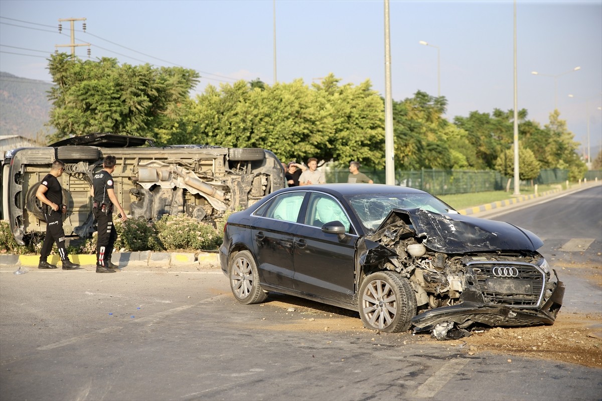 Muğla'nın Fethiye ilçesinde otomobille minibüsün çarpışması sonucu 7 kişi yaralandı.