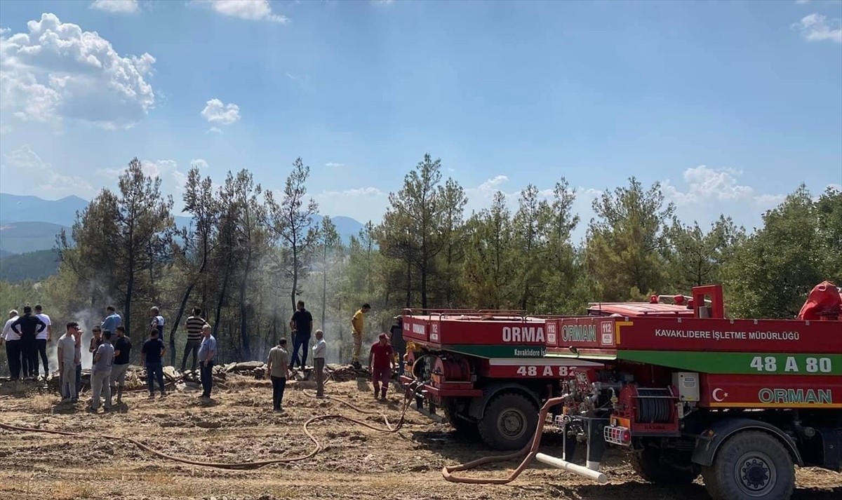 Muğla'nın Kavaklıdere ilçesinde çıkan orman yangını, havadan ve karadan müdahaleyle...
