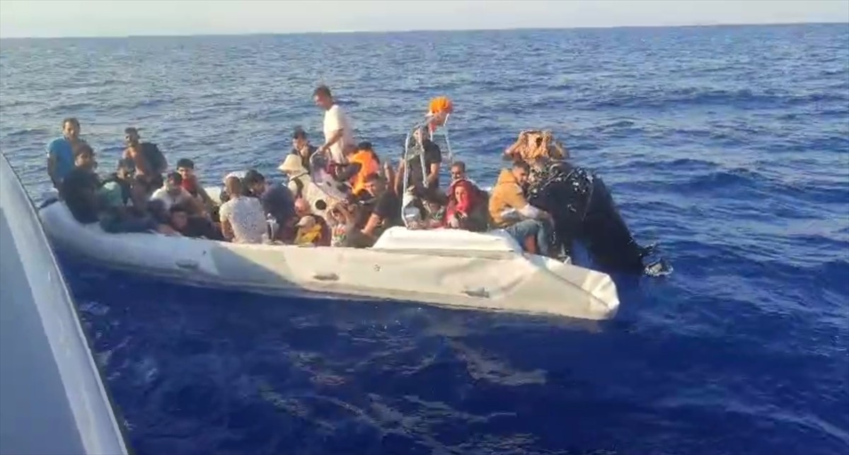 Muğla'nın Marmaris ilçesinde, 28 düzensiz göçmen yakalandı, 26 göçmen kurtarıldı.