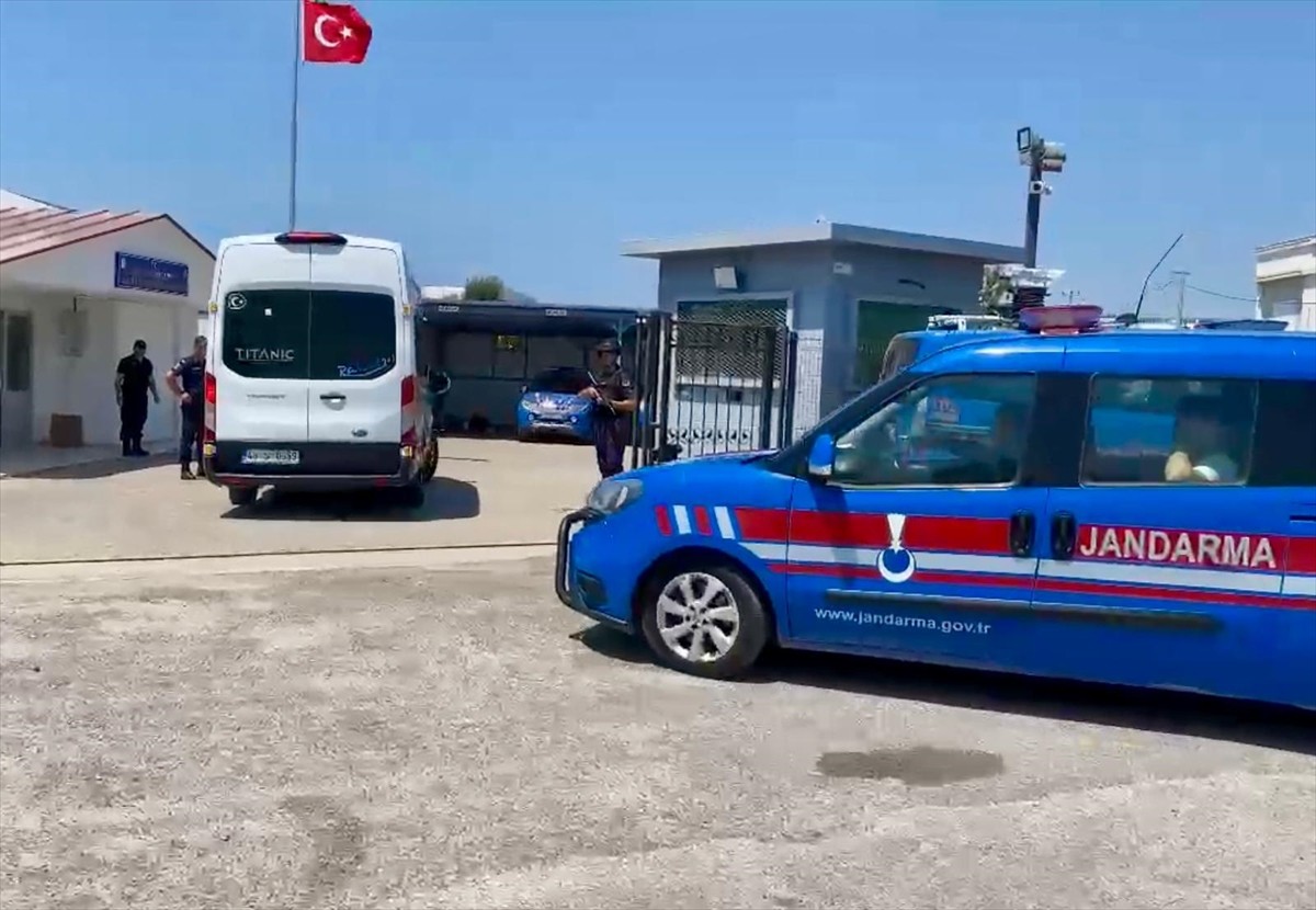 Muğla'nın Milas ilçesinde düzenlenen uyuşturucu operasyonunda 16 kişi gözaltına alındı.
