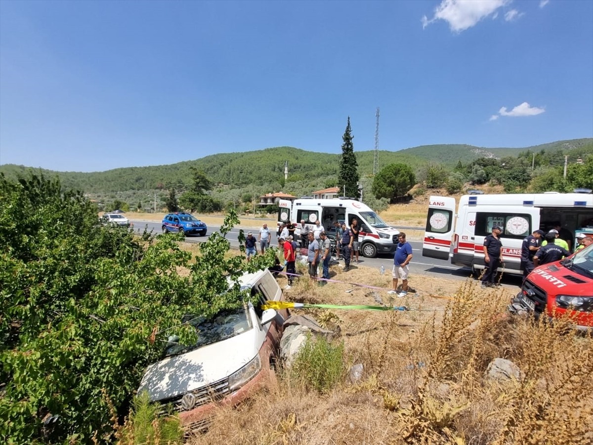 Muğla'nın Milas ilçesinde şarampole devrilen minibüsteki 7 kişi yaralandı. Kaza yerine sağlık...