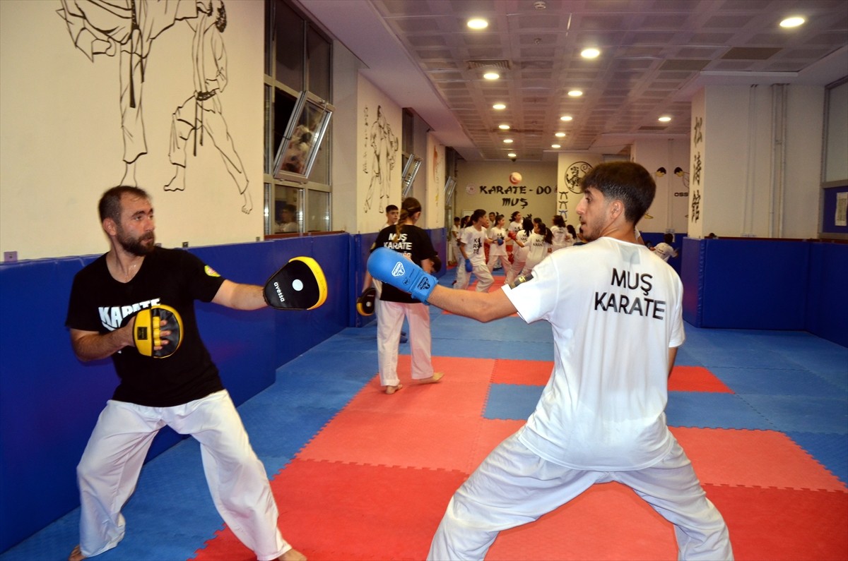 Muş'ta karate antrenörleri Aydan ve Yakup Ferhatoğlu çifti, 350 çocuğa karate öğretiyor. 