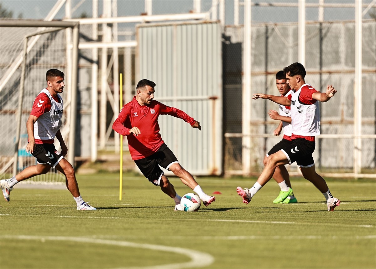 Net Global Sivasspor, Trendyol Süper Lig'in ilk haftasında sahasında Trabzonspor ile yapacağı...