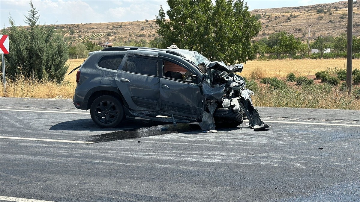 Nevşehir'de düğüne gidenlerin bulunduğu minibüs ile otomobilin çarpışması sonucu 2'si ağır 13 kişi...