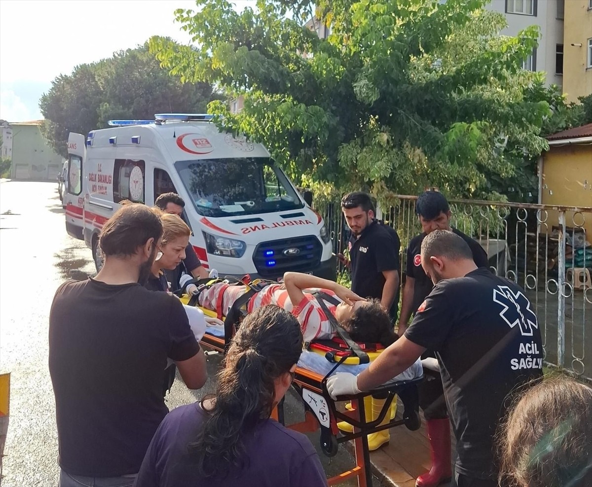 Ordu'nun Altınordu ilçesinde şiddetli yağış nedeniyle bazı ev ve iş yerlerini su bastı. İlçede...