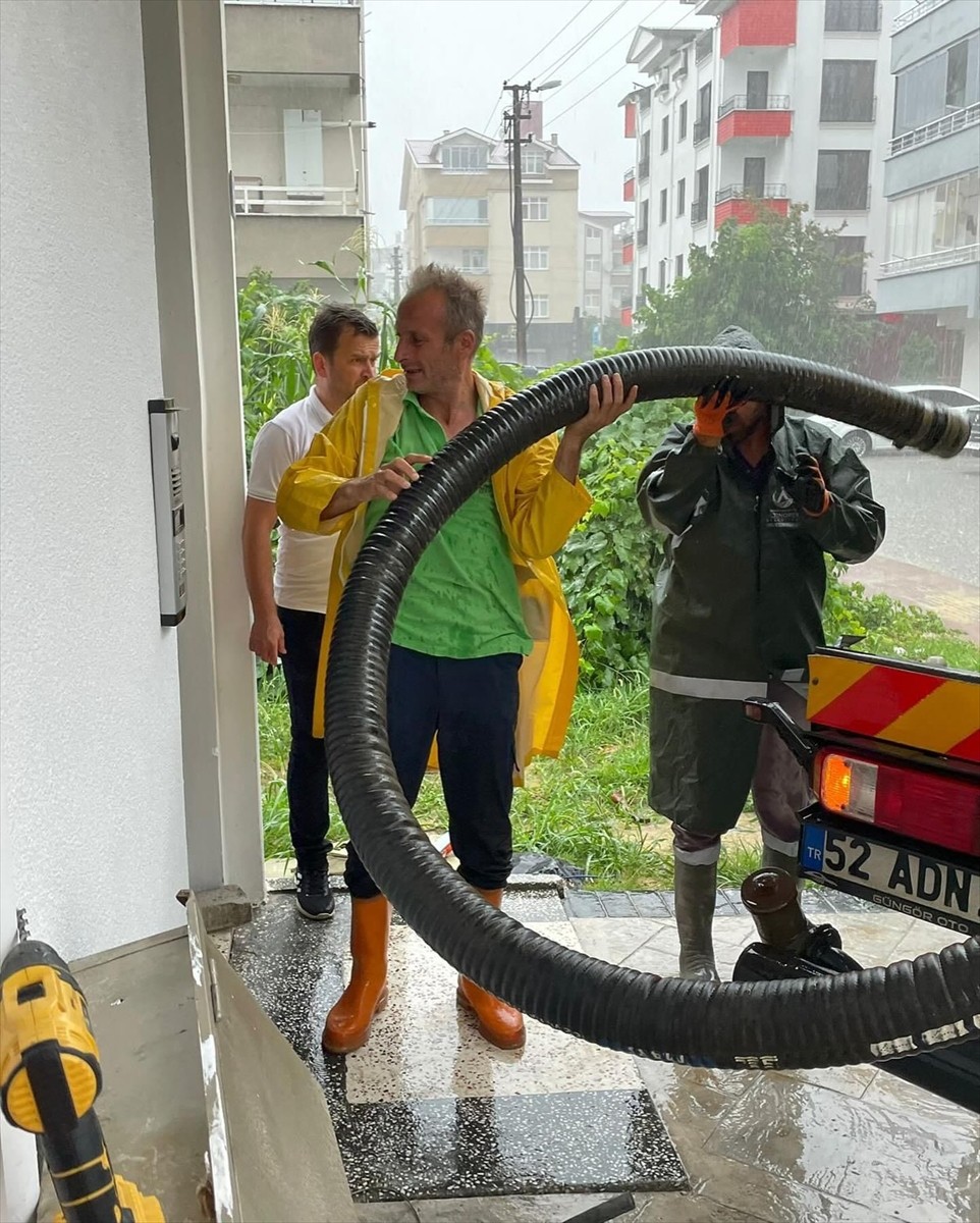 Ordu'nun Altınordu ilçesinde şiddetli yağış nedeniyle bazı ev ve iş yerlerini su bastı. İlçede...