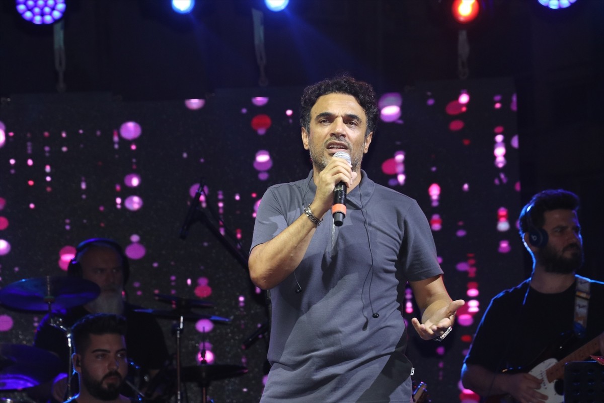 Oyuncu ve şarkıcı Uğur Aslan, 22. Geleneksel Yayladağı Kültür Sanat ve Aba Güreşi Festivali...