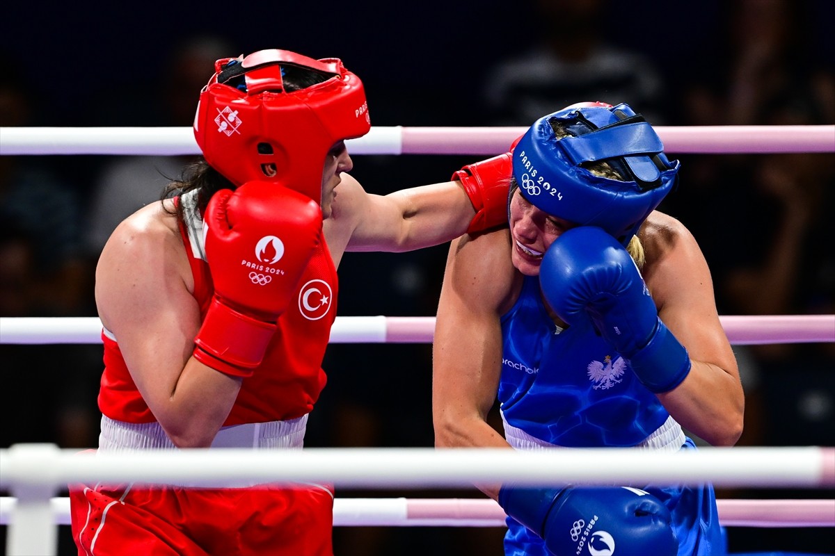 Paris 2024 Olimpiyat Oyunları'nda milli sporcu Busenaz Sürmeneli (kırmızı), North Paris Arena’da...