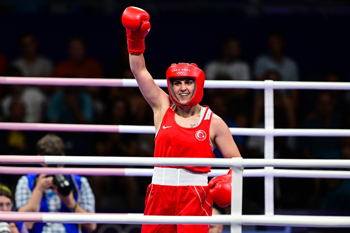 Paris 2024 Olimpiyat Oyunları'nda milli sporcu Busenaz Sürmeneli (kırmızı), North Paris Arena’da...