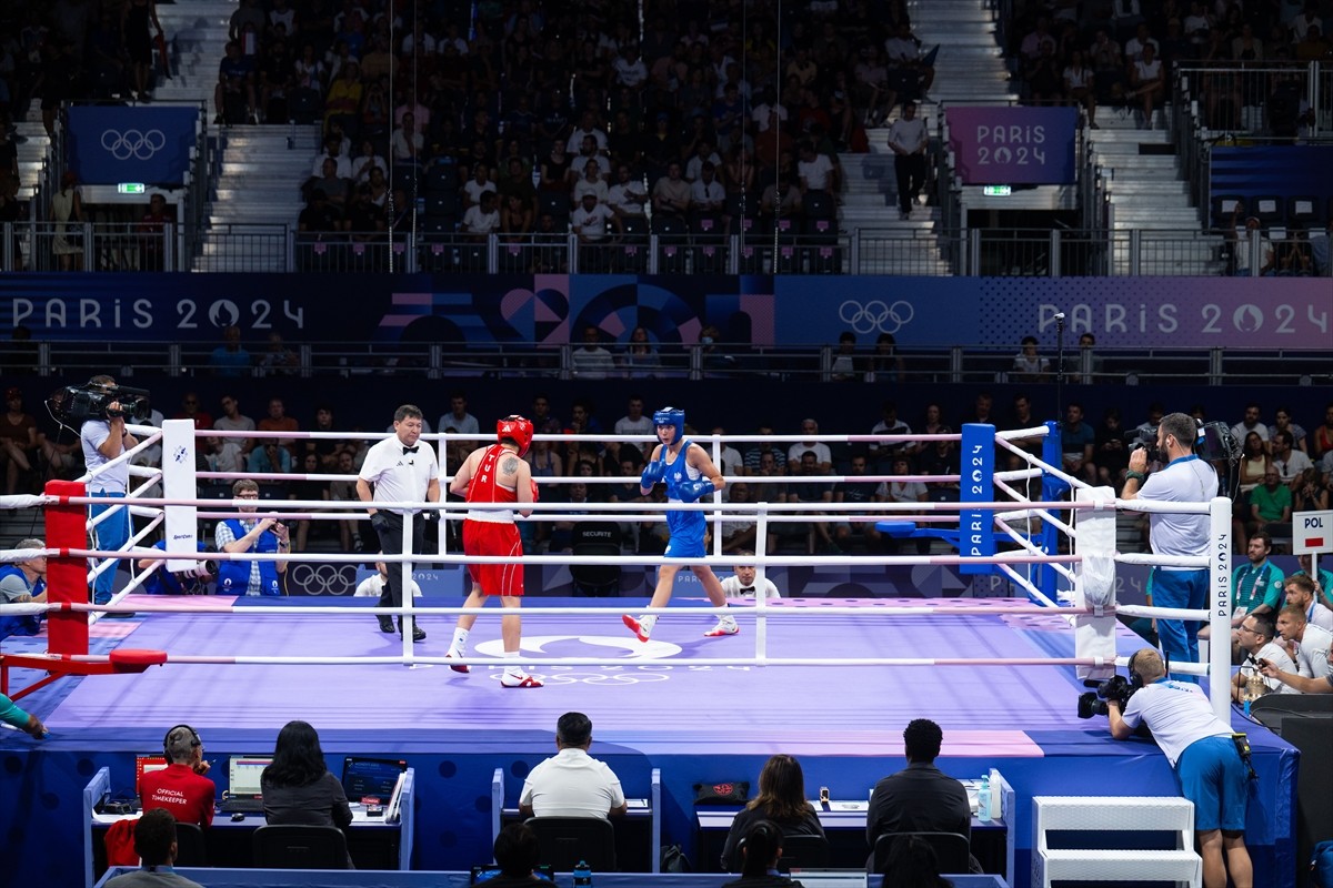 Paris 2024 Olimpiyat Oyunları'nda milli sporcu Busenaz Sürmeneli (kırmızı), North Paris Arena’da...