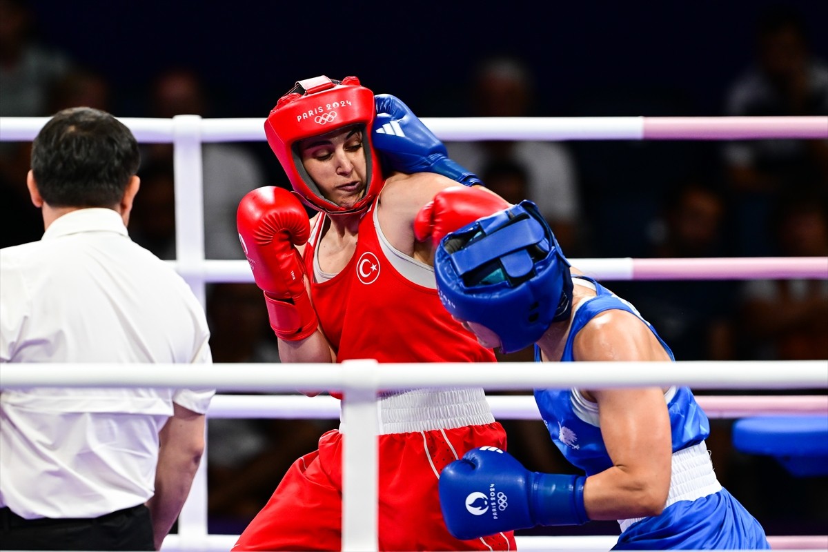 Paris 2024 Olimpiyat Oyunları'nda milli sporcu Busenaz Sürmeneli (kırmızı), North Paris Arena’da...