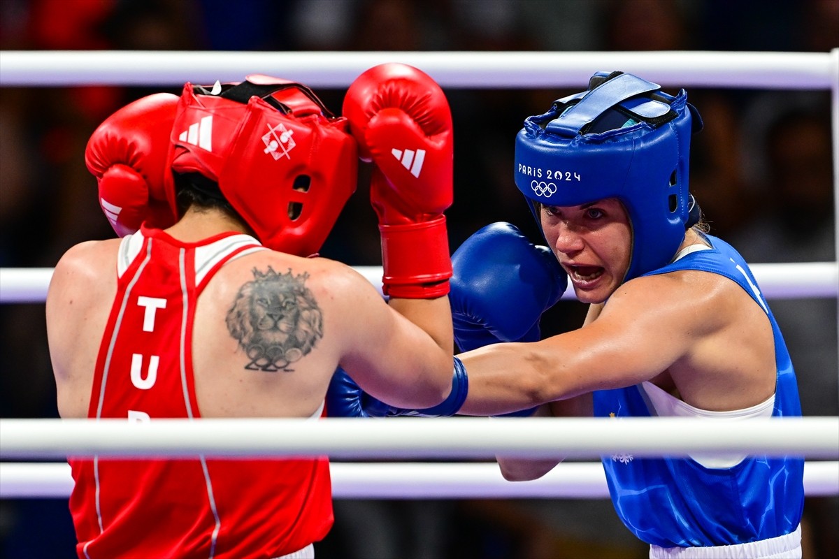 Paris 2024 Olimpiyat Oyunları'nda milli sporcu Busenaz Sürmeneli (kırmızı), North Paris Arena’da...