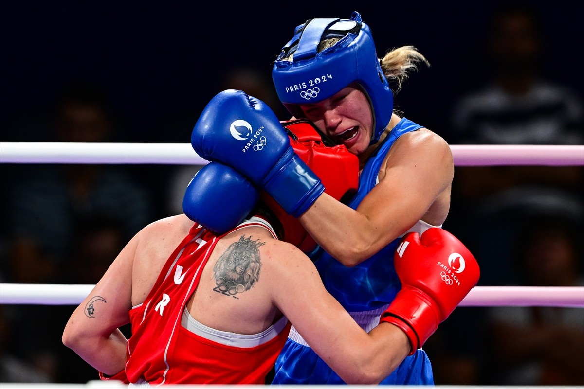 Paris 2024 Olimpiyat Oyunları'nda milli sporcu Busenaz Sürmeneli (kırmızı), North Paris Arena’da...